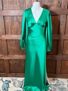 Green Satin V-Neck Long Sleeve Evening Dress